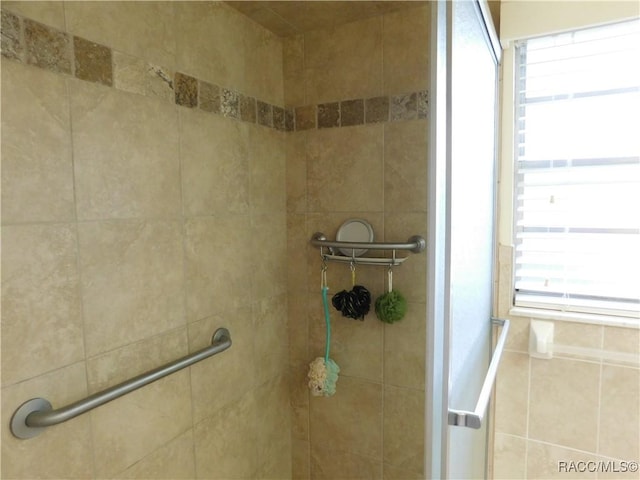 bathroom featuring a healthy amount of sunlight and tiled shower