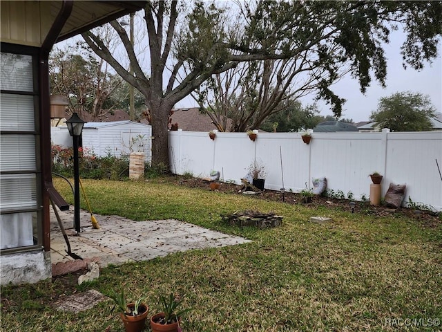 view of yard featuring a patio area