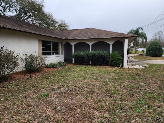 view of front of property with a front yard