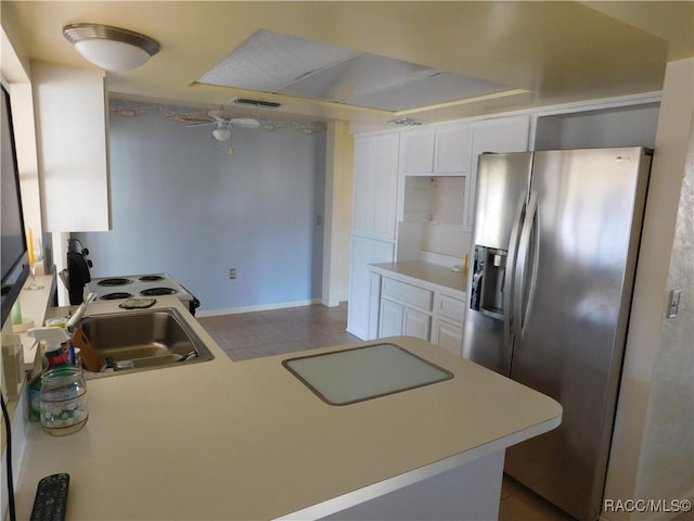 kitchen featuring sink, white cabinetry, stainless steel fridge with ice dispenser, kitchen peninsula, and ceiling fan