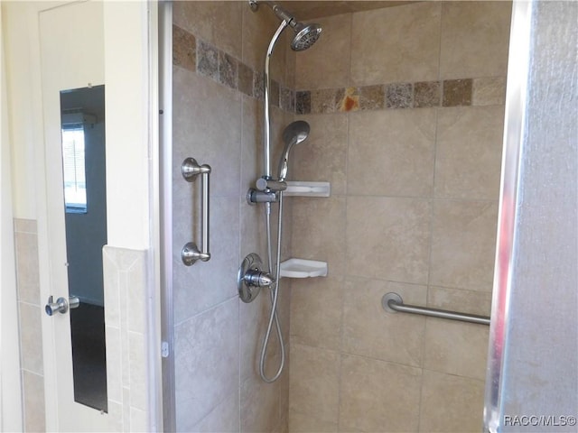 bathroom featuring tiled shower