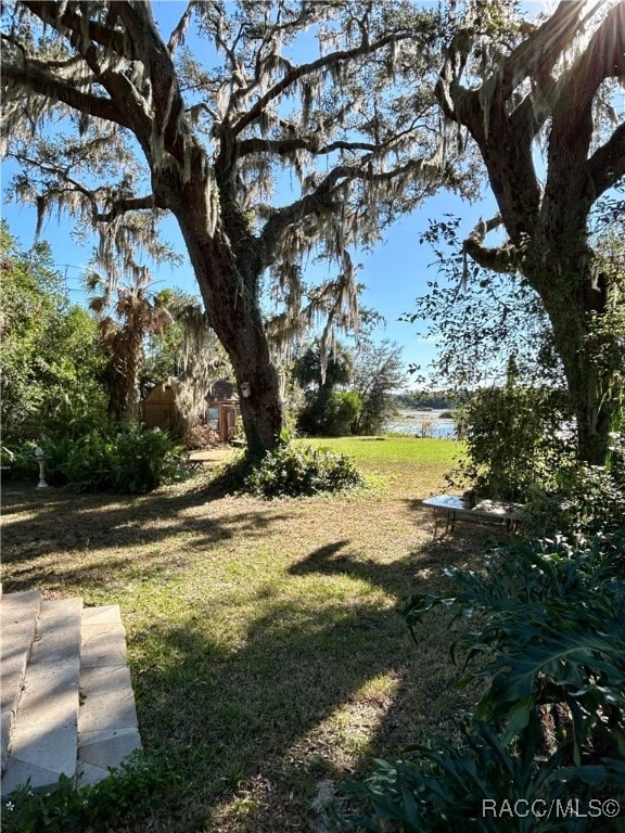 view of yard featuring a water view