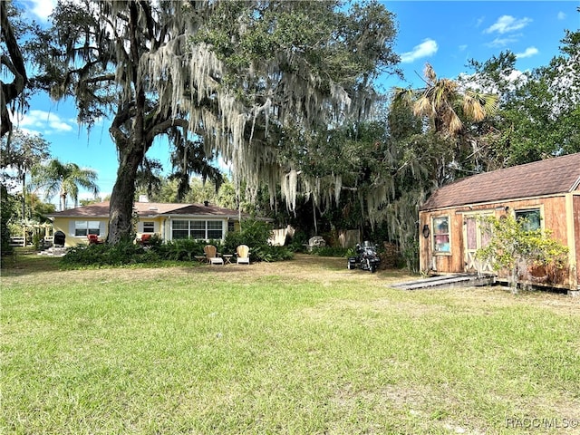 view of yard featuring a storage shed