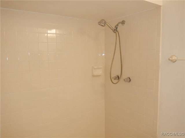 bathroom featuring tiled shower