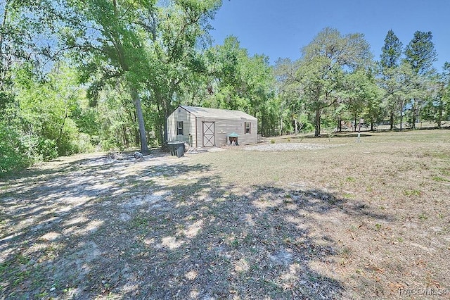 view of yard featuring an outdoor structure and a shed