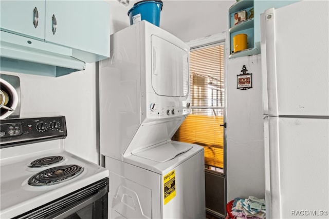 clothes washing area featuring stacked washing maching and dryer