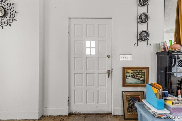 30 NE Kings Bay Dr, Crystal River, FL 34429 - foyer entrance with baseboards