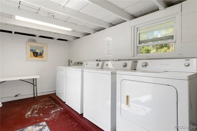 laundry room with laundry area and independent washer and dryer