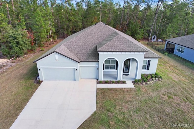 view of front of home featuring a front lawn and a garage