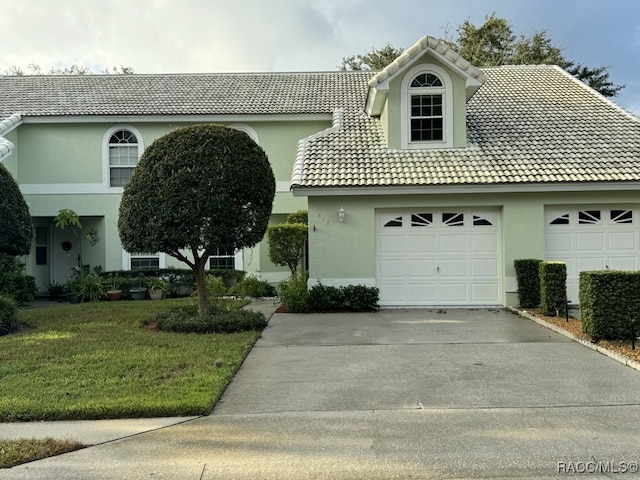 view of front facade featuring a front yard