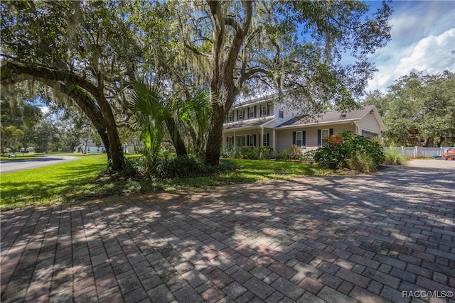 view of front of home featuring a front lawn