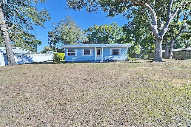 manufactured / mobile home with a front lawn