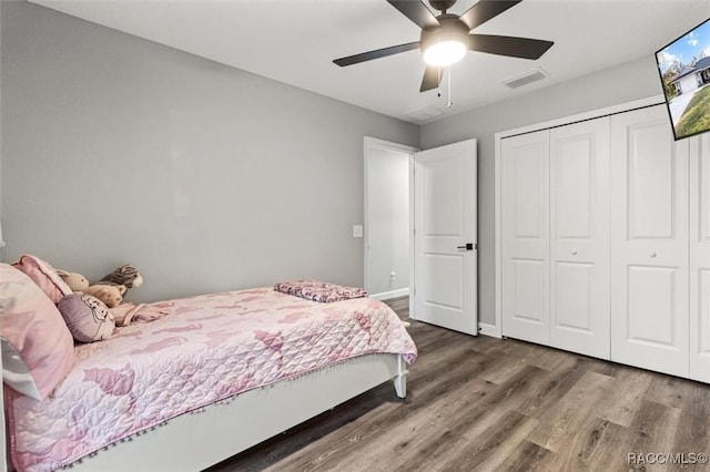 bedroom featuring hardwood / wood-style floors, ceiling fan, and a closet