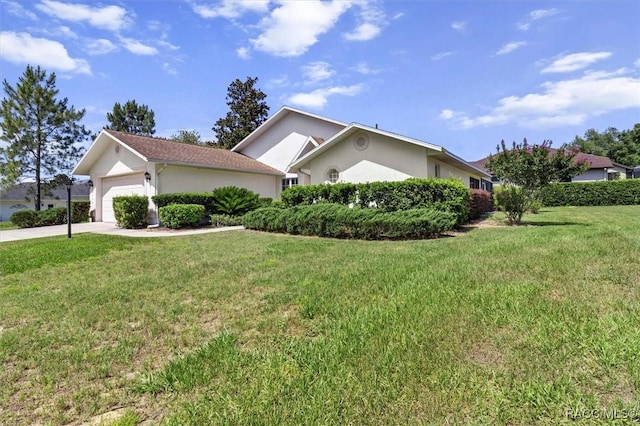 2739 N Brentwood Cir, Lecanto, FL 34461 - view of front facade with an attached garage, stucco siding, a front lawn, and concrete driveway