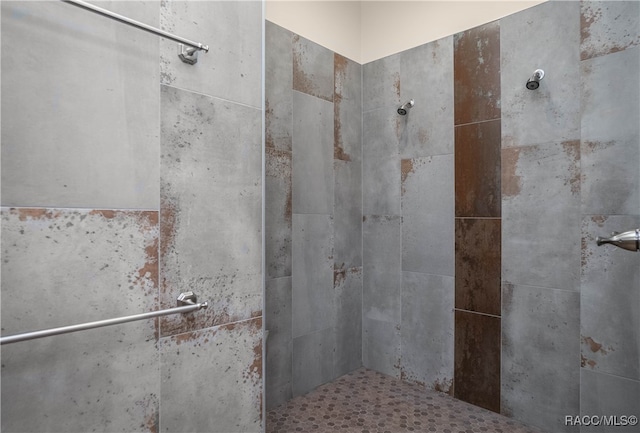 full bath with tiled shower