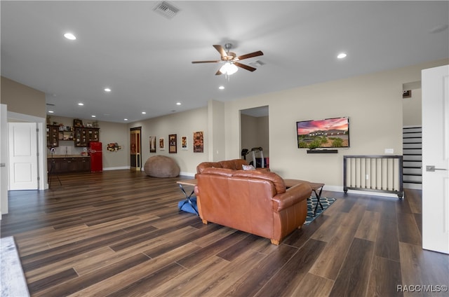 living area with baseboards, visible vents, wood finished floors, and recessed lighting