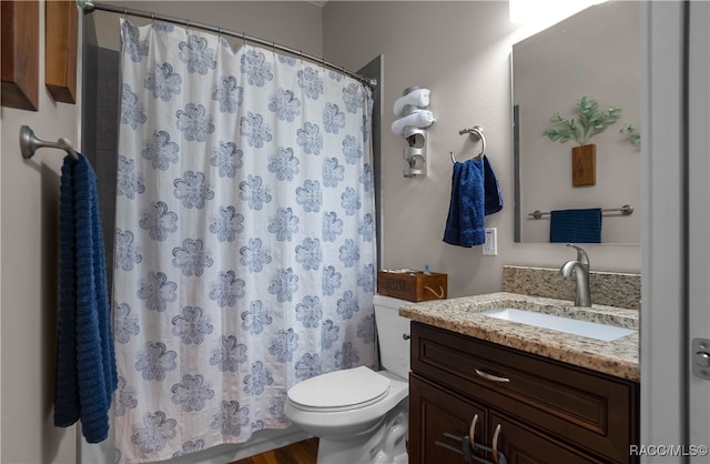 full bath with toilet, a shower with curtain, and vanity