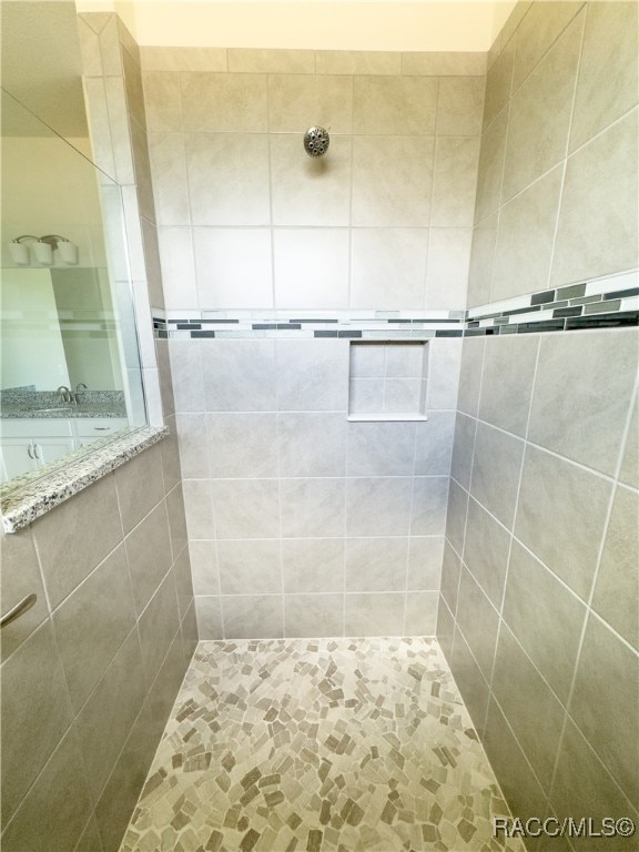 bathroom featuring a tile shower