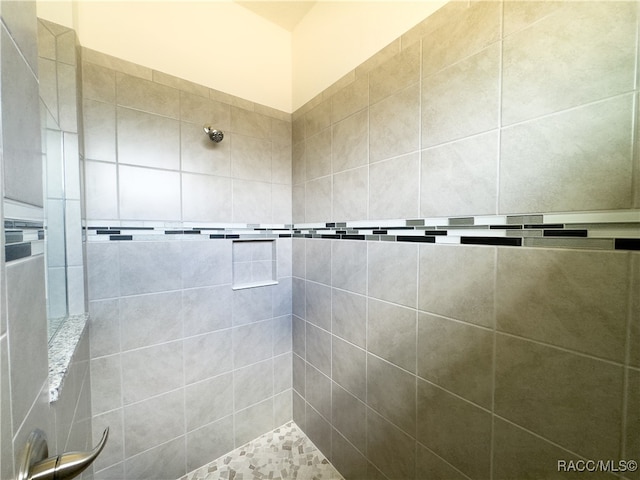 bathroom featuring tiled shower