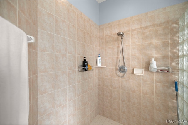 bathroom featuring a tile shower