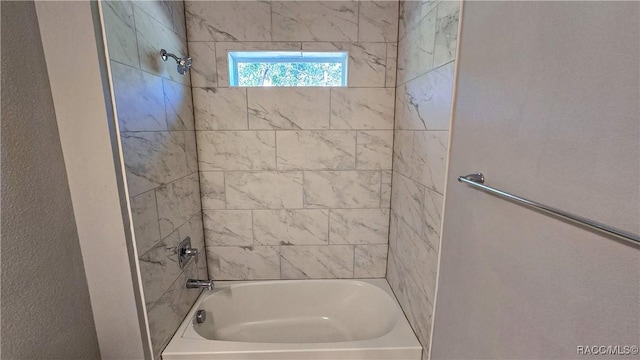 bathroom with tiled shower / bath combo