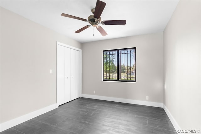 unfurnished bedroom featuring ceiling fan and a closet