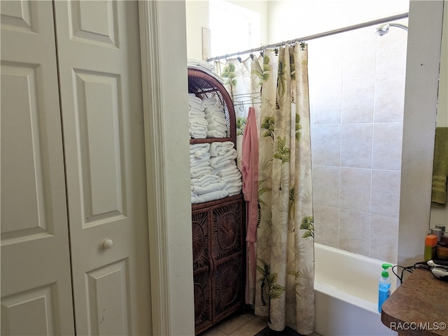 bathroom with shower / bath combo