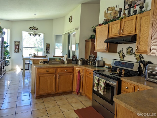 kitchen featuring a chandelier, light tile patterned floors, electric range, and kitchen peninsula