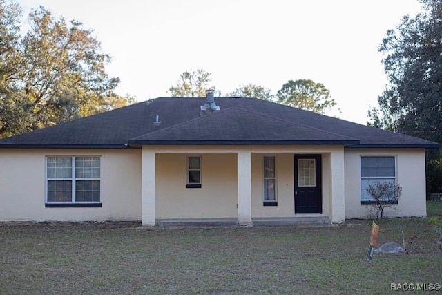 view of front facade featuring a front lawn