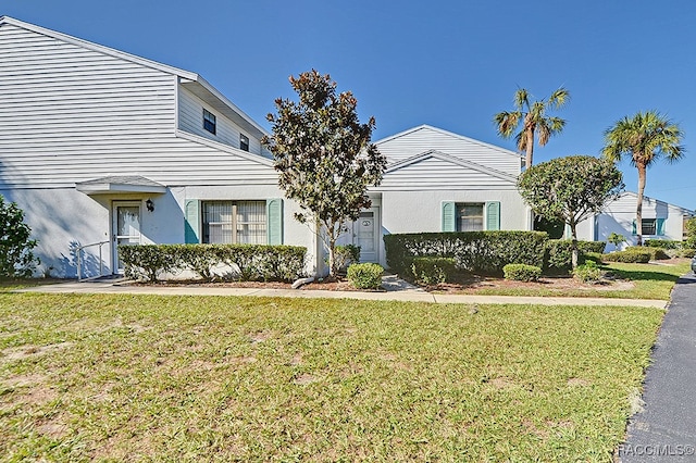 view of front of property featuring a front lawn