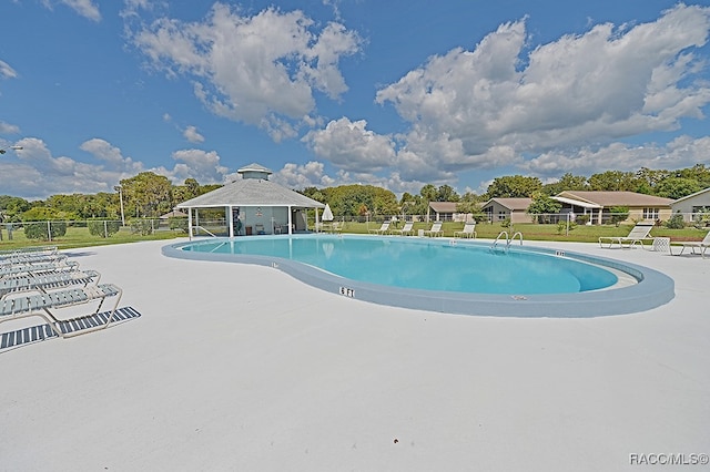 view of swimming pool