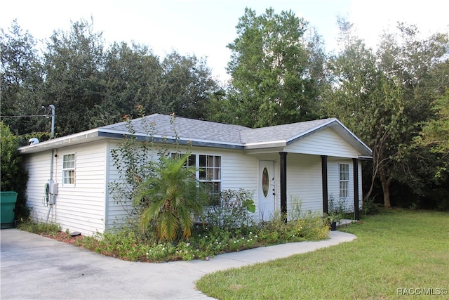 ranch-style house featuring a front lawn