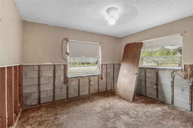 spare room featuring ceiling fan and a textured ceiling