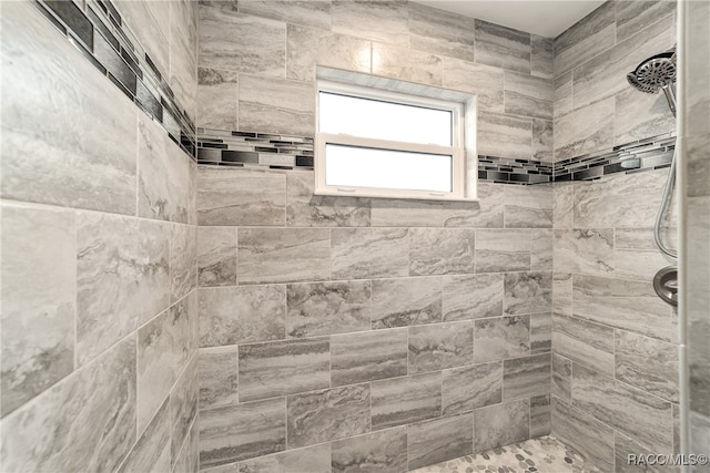 bathroom featuring a tile shower