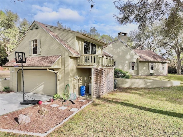 view of front of house featuring central air condition unit, a front lawn, and a garage