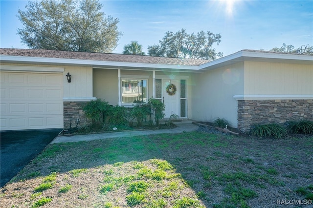 view of front of home featuring a front yard and a garage