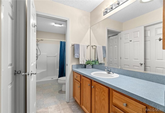 bathroom featuring vanity, curtained shower, a textured ceiling, and toilet