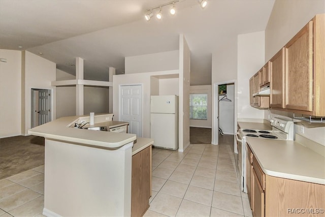 kitchen with white appliances, sink, light tile patterned floors, a center island with sink, and high vaulted ceiling