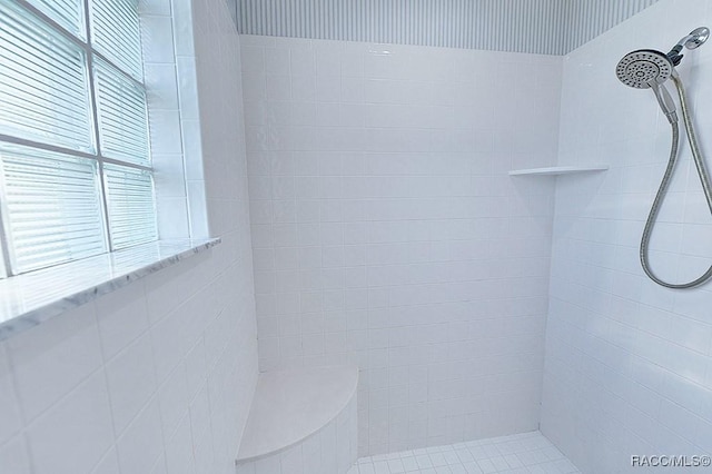 bathroom featuring a tile shower