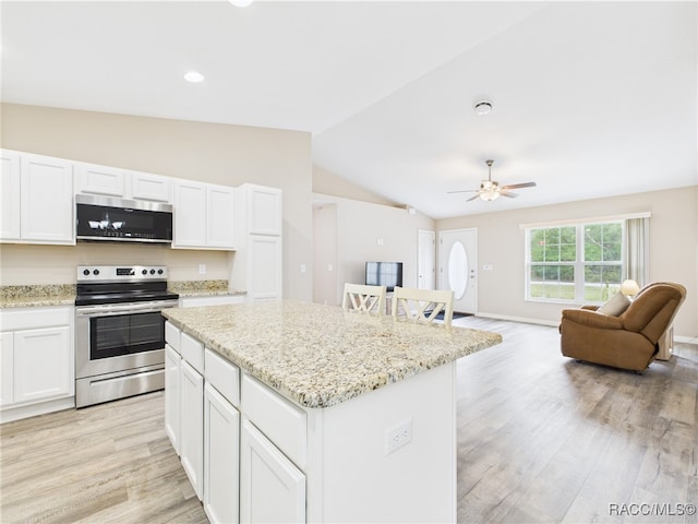 178 W Navarro Pl, Citrus Springs, FL 34434 - kitchen featuring stainless steel appliances, lofted ceiling, light wood-style floors, a center island, and open floor plan