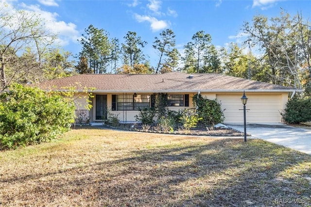 single story home with a front lawn