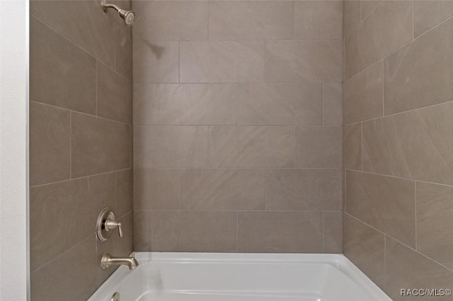 bathroom featuring tiled shower / bath