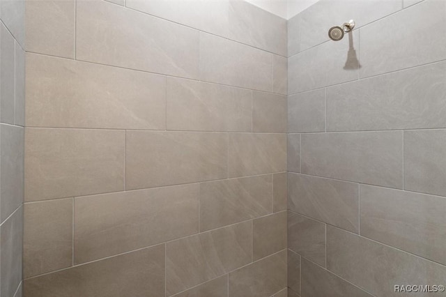 details featuring tiled shower