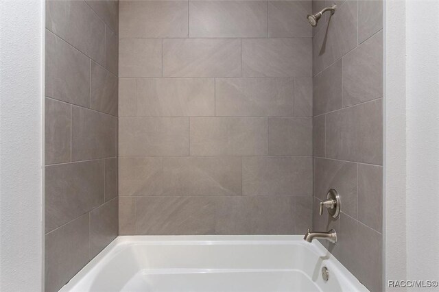 room details featuring a tile shower