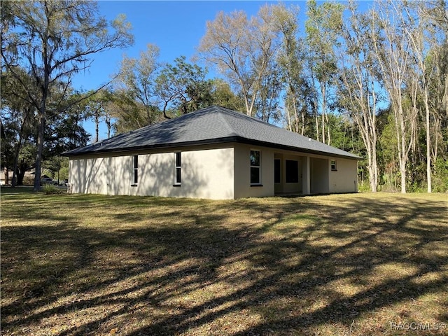 view of side of property featuring a yard