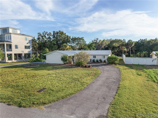 2310 N Watersedge Dr, Crystal River, FL 34429 - ranch-style house featuring driveway and a gate