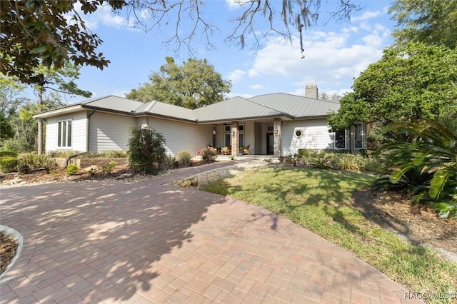 ranch-style home featuring a front yard