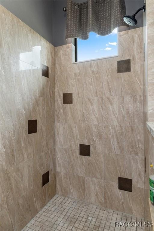 bathroom featuring tiled shower