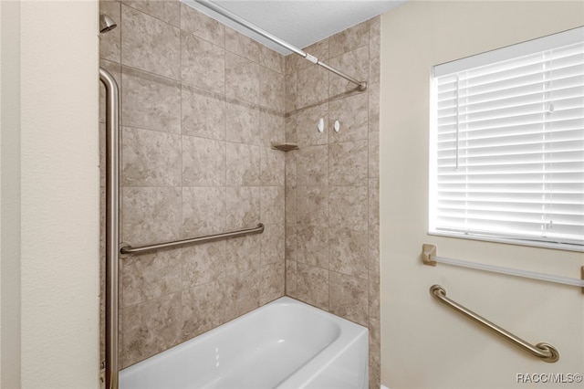 bathroom with tiled shower / bath combo