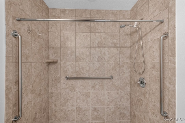 bathroom featuring tiled shower